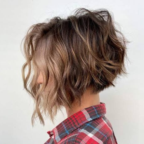 11. Stacked Wavy Bob with Caramel Highlights - Short Hairstyle Ideas for Women